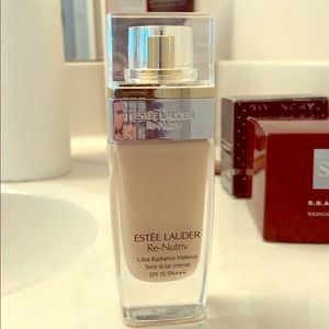 Estee Lauder Re-Nutriv Foundation